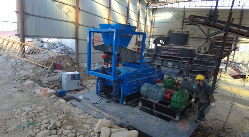 華盛銘1212型全液壓對輥制砂機一臺多少錢？