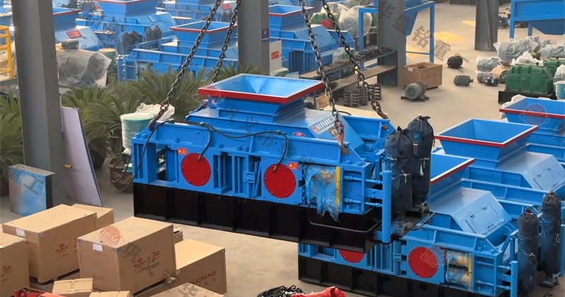 華盛銘液壓對(duì)輥機(jī)適合鵝卵石制砂，設(shè)備型號(hào)齊全可參考